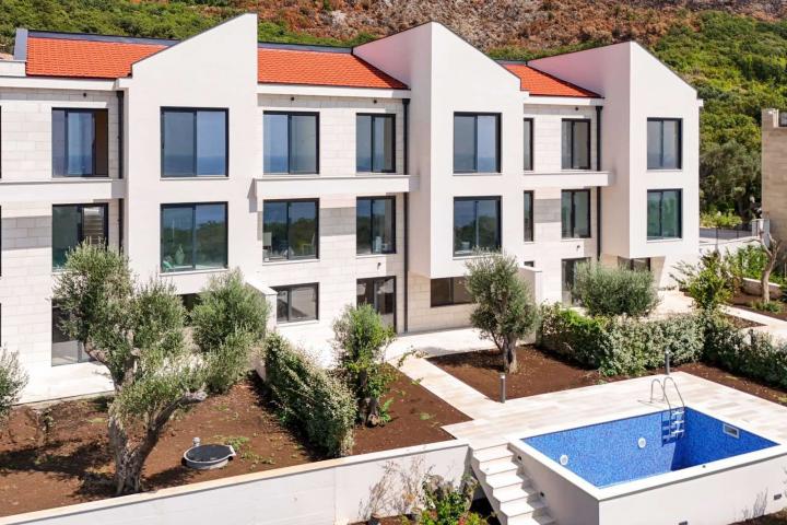 Luksuzan townhouse 195m² sa bazenom i panoramskim pogledom na more, Reževići