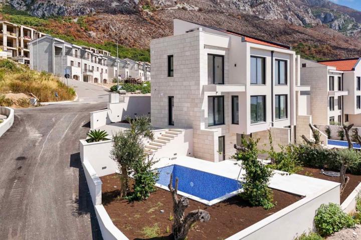 Luksuzan townhouse 195m² sa bazenom i panoramskim pogledom na more, Reževići