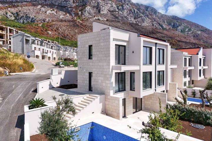 Luksuzan townhouse 195m² sa bazenom i panoramskim pogledom na more, Reževići