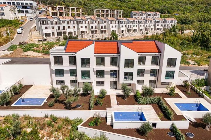 Luksuzan townhouse 195m² sa bazenom i panoramskim pogledom na more, Reževići