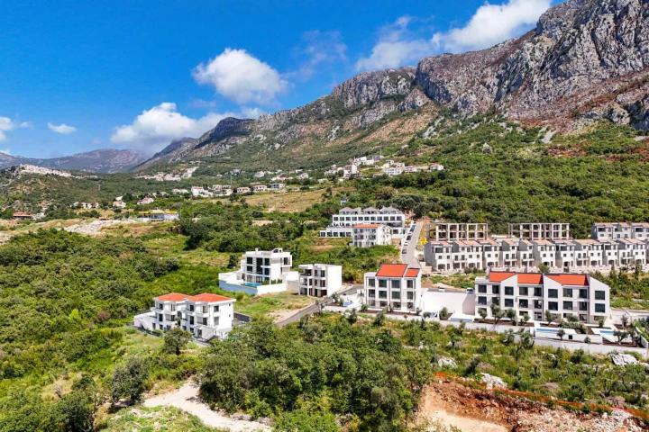 Luksuzan townhouse 195m² sa bazenom i panoramskim pogledom na more, Reževići