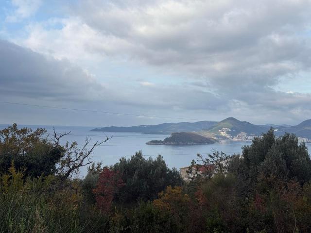 Urbanizovan plac 1.891 m² sa pogledom na more, Blizikuće, Budva