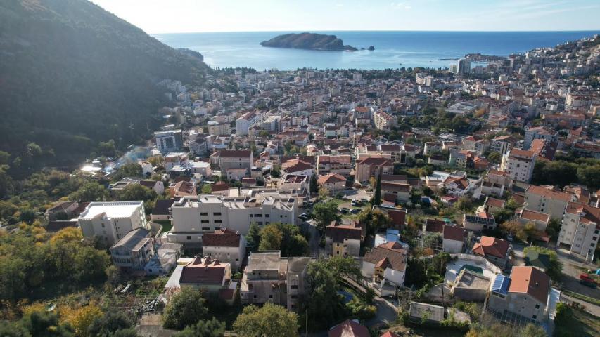 Nedovršena zgrada sa pogledom na more u Budvi, naselje Lazi