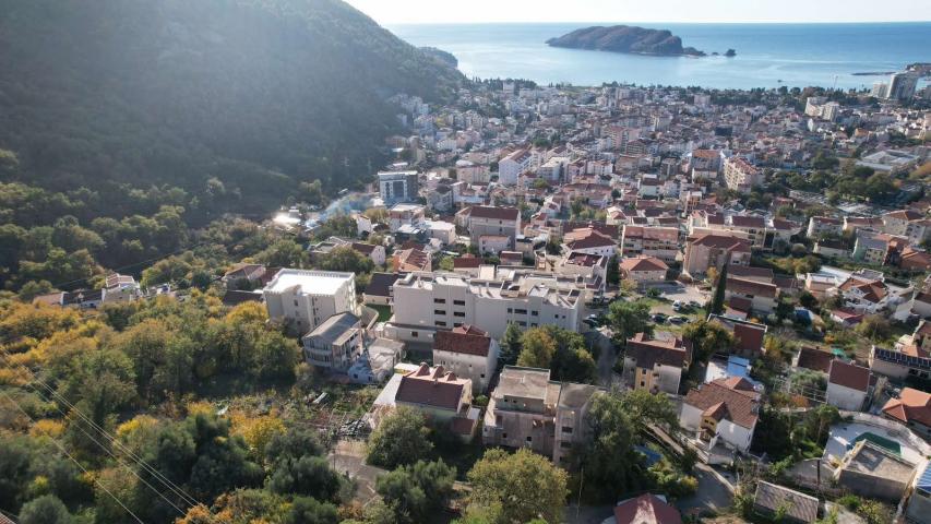 Nedovršena zgrada sa pogledom na more u Budvi, naselje Lazi