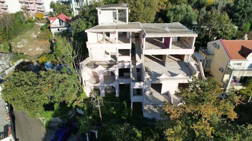 Nedovršena zgrada sa pogledom na more u Budvi, naselje Lazi