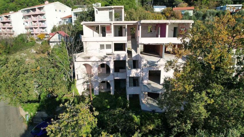 Nedovršena zgrada sa pogledom na more u Budvi, naselje Lazi