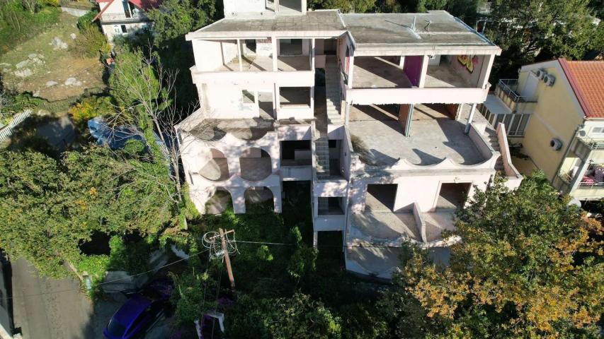 Nedovršena zgrada sa pogledom na more u Budvi, naselje Lazi