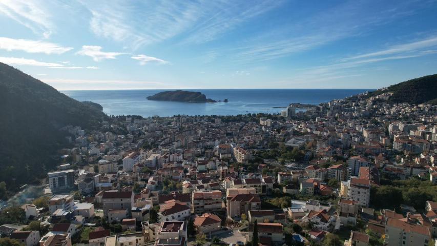 Nedovršena zgrada sa pogledom na more u Budvi, naselje Lazi