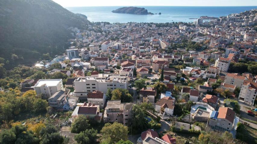 Nedovršena zgrada sa pogledom na more u Budvi, naselje Lazi
