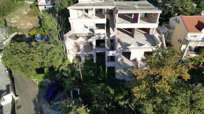Nedovršena zgrada sa pogledom na more u Budvi, naselje Lazi