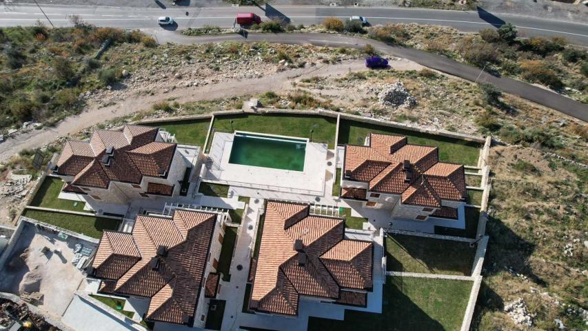 Ekskluzivan kompleks od 8 luksuznih townhouse objekata sa bazenom i panoramskim pogledom na more – R