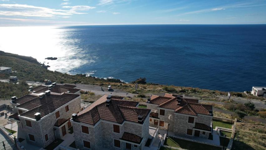 Ekskluzivan kompleks od 8 luksuznih townhouse objekata sa bazenom i panoramskim pogledom na more – R