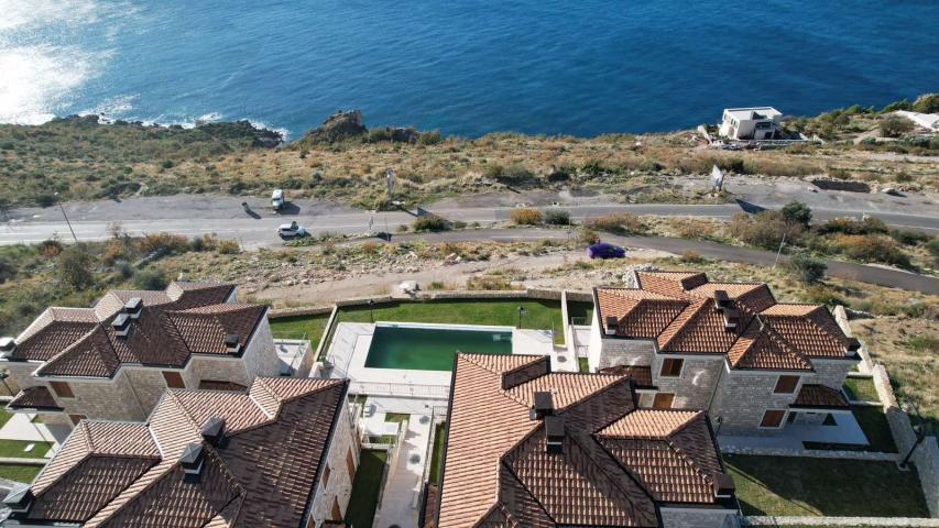 Ekskluzivan kompleks od 8 luksuznih townhouse objekata sa bazenom i panoramskim pogledom na more – R