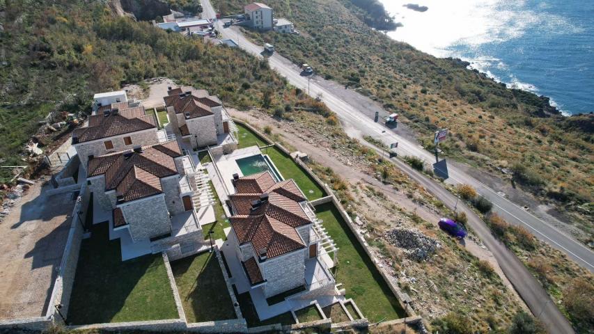 Ekskluzivan kompleks od 8 luksuznih townhouse objekata sa bazenom i panoramskim pogledom na more – R