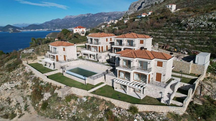 Ekskluzivan kompleks od 8 luksuznih townhouse objekata sa bazenom i panoramskim pogledom na more – R