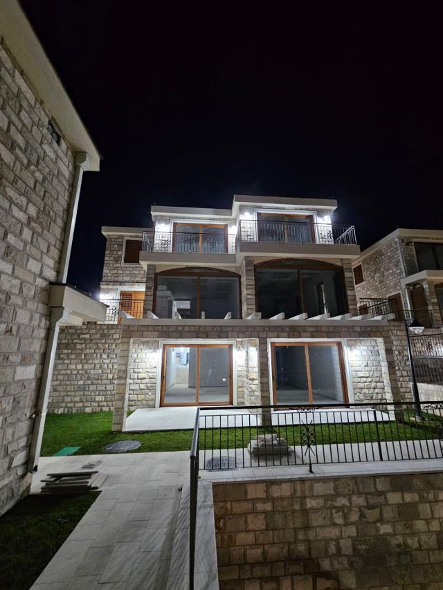 Ekskluzivan kompleks od 8 luksuznih townhouse objekata sa bazenom i panoramskim pogledom na more – R