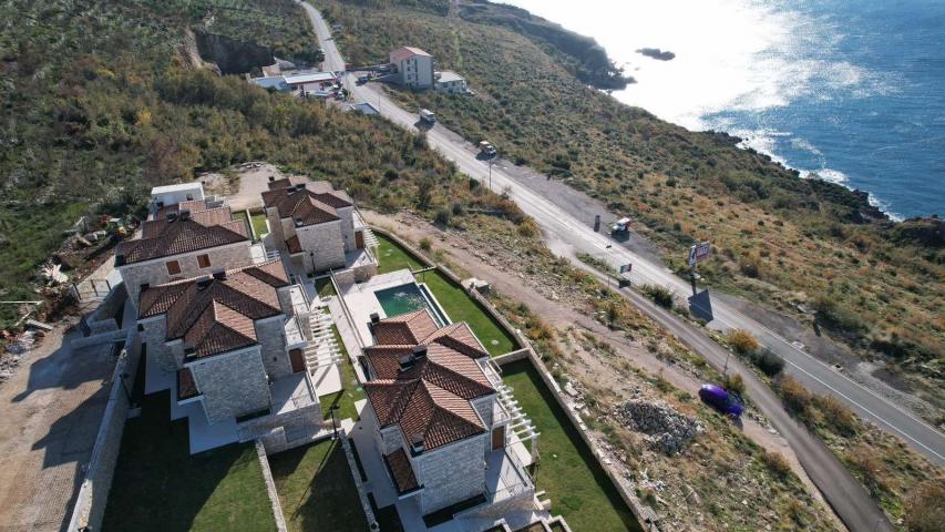 Ekskluzivan kompleks od 8 luksuznih townhouse objekata sa bazenom i panoramskim pogledom na more – R