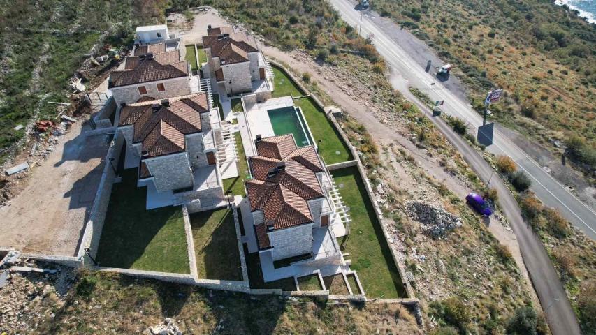 Ekskluzivan kompleks od 8 luksuznih townhouse objekata sa bazenom i panoramskim pogledom na more – R