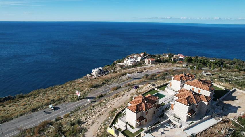 Ekskluzivan kompleks od 8 luksuznih townhouse objekata sa bazenom i panoramskim pogledom na more – R