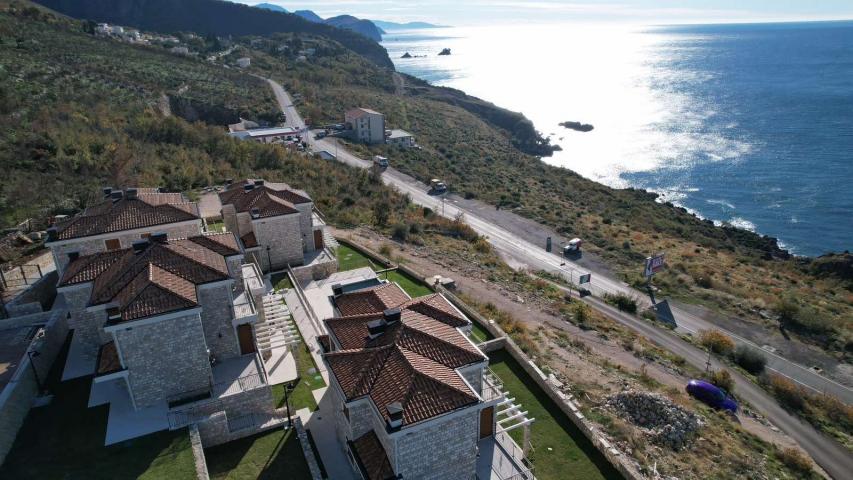 Ekskluzivan kompleks od 8 luksuznih townhouse objekata sa bazenom i panoramskim pogledom na more – R