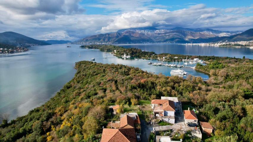Urbanizovan plac 3.789 m² s prelepim pogledom na more, Tivat-Mrčevac