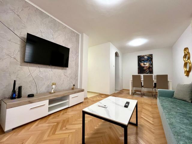 Budva, Babilonija-Trosoban renoviran stan 80m2 na atraktivnoj lokaciji