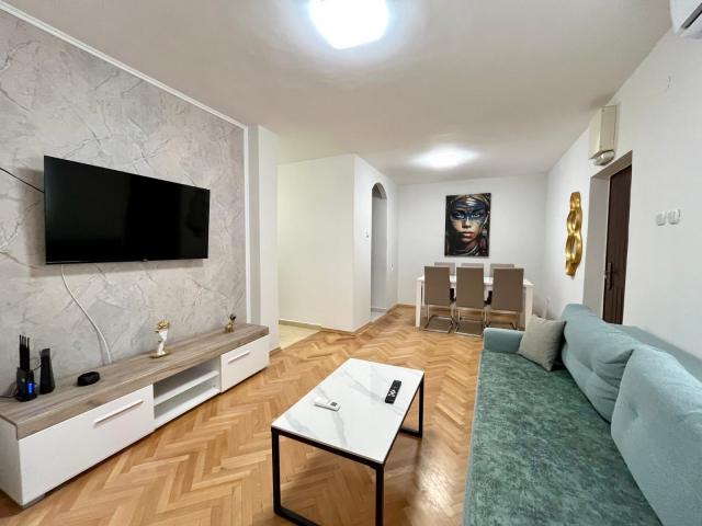 Budva, Babilonija-Trosoban renoviran stan 80m2 na atraktivnoj lokaciji