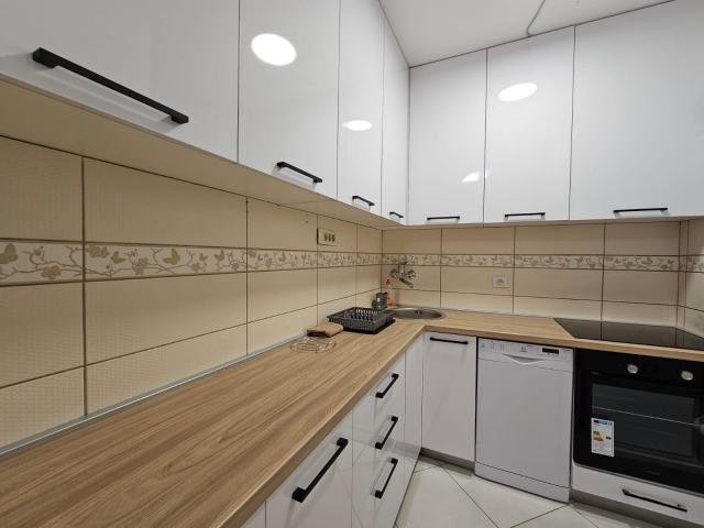 Budva, Babilonija-Trosoban renoviran stan 80m2 na atraktivnoj lokaciji