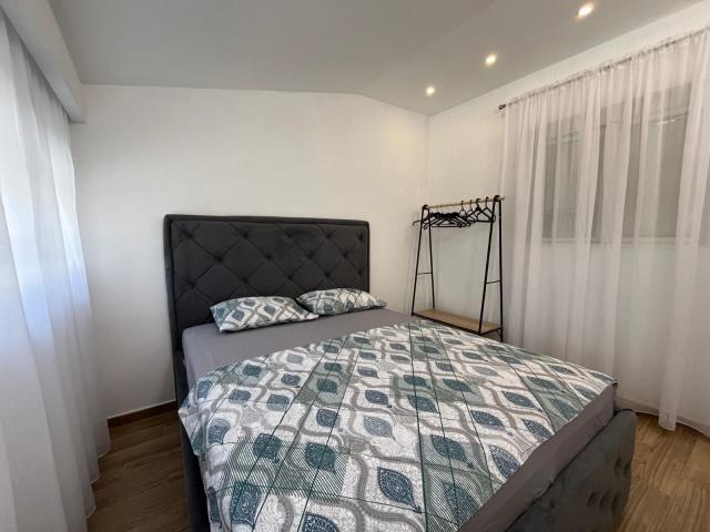 Budva, Babilonija-Trosoban renoviran stan 80m2 na atraktivnoj lokaciji
