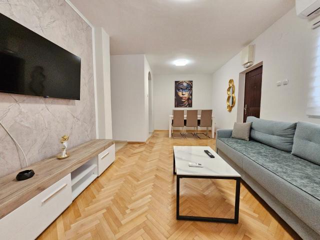 Budva, Babilonija-Trosoban renoviran stan 80m2 na atraktivnoj lokaciji