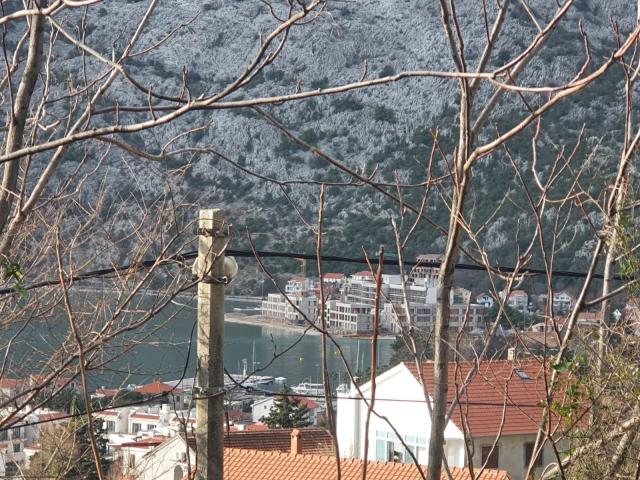 Urbanizovan plac 425 m² sa pogledom na more, 200 m od obale - Risan, Kotor