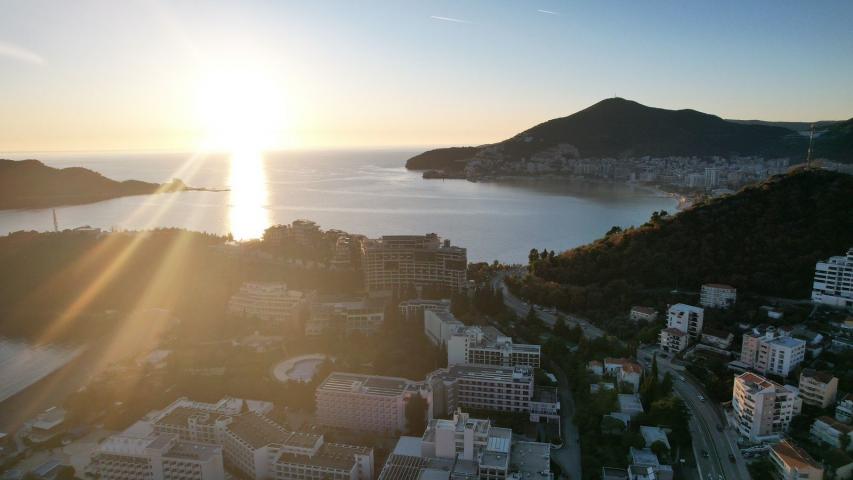 Atraktivan urbanizovan plac 2.400 m² sa pogledom na more za izgradnju zgrade u Bečićima