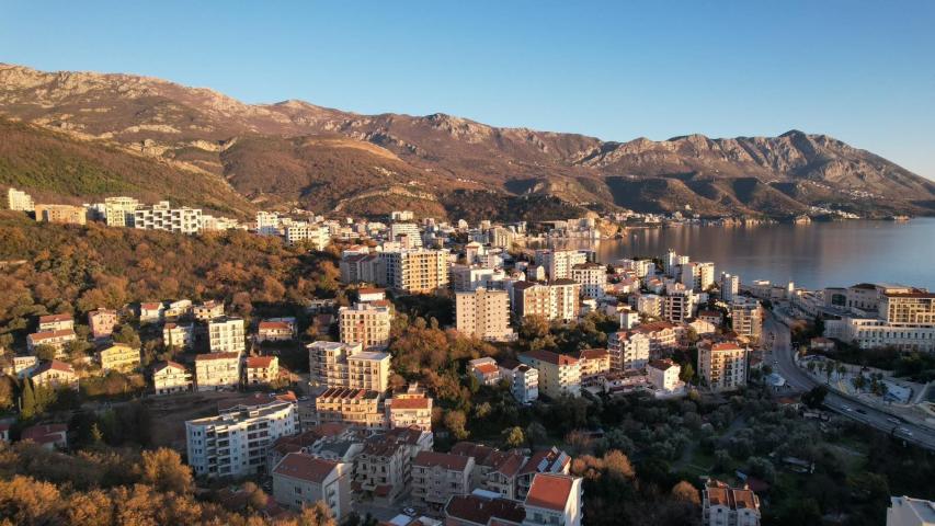 Atraktivan urbanizovan plac 2.400 m² sa pogledom na more za izgradnju zgrade u Bečićima