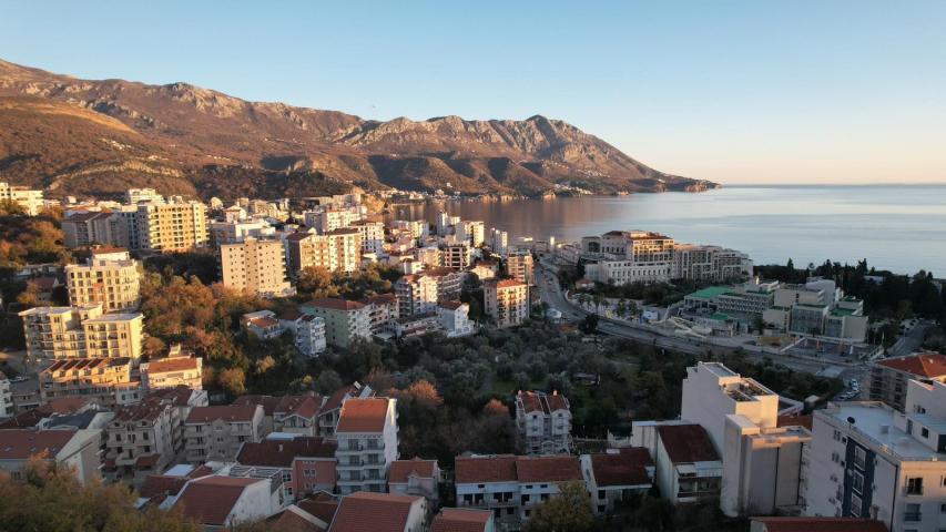 Atraktivan urbanizovan plac 2.400 m² sa pogledom na more za izgradnju zgrade u Bečićima