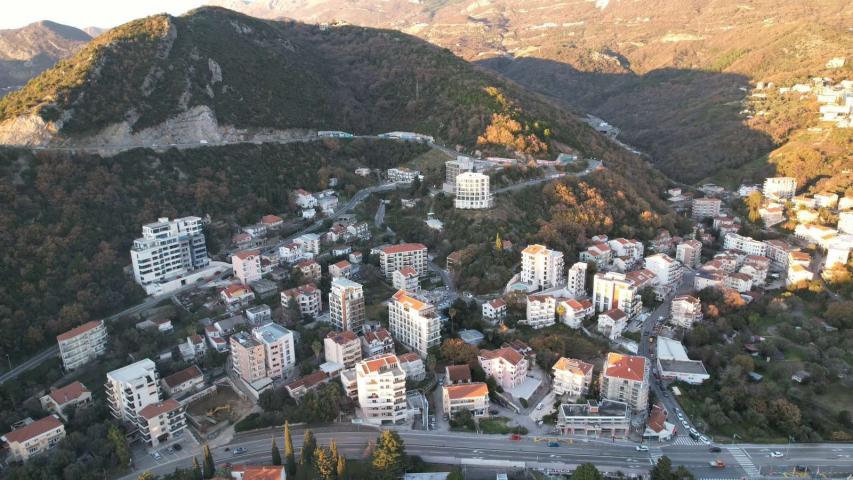 Atraktivan urbanizovan plac 2.400 m² sa pogledom na more za izgradnju zgrade u Bečićima