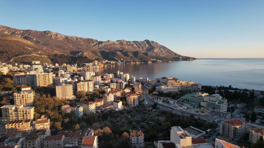 Atraktivan urbanizovan plac 2.400 m² sa pogledom na more za izgradnju zgrade u Bečićima