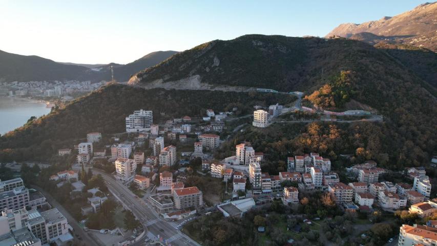 Atraktivan urbanizovan plac 2.400 m² sa pogledom na more za izgradnju zgrade u Bečićima