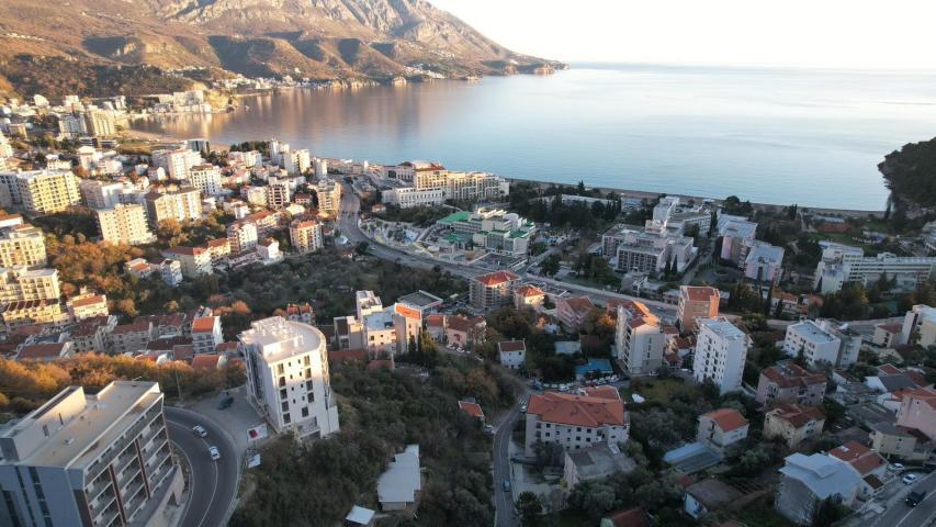 Atraktivan urbanizovan plac 2.400 m² sa pogledom na more za izgradnju zgrade u Bečićima