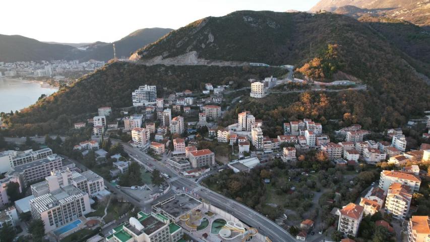 Atraktivan urbanizovan plac 2.400 m² sa pogledom na more za izgradnju zgrade u Bečićima