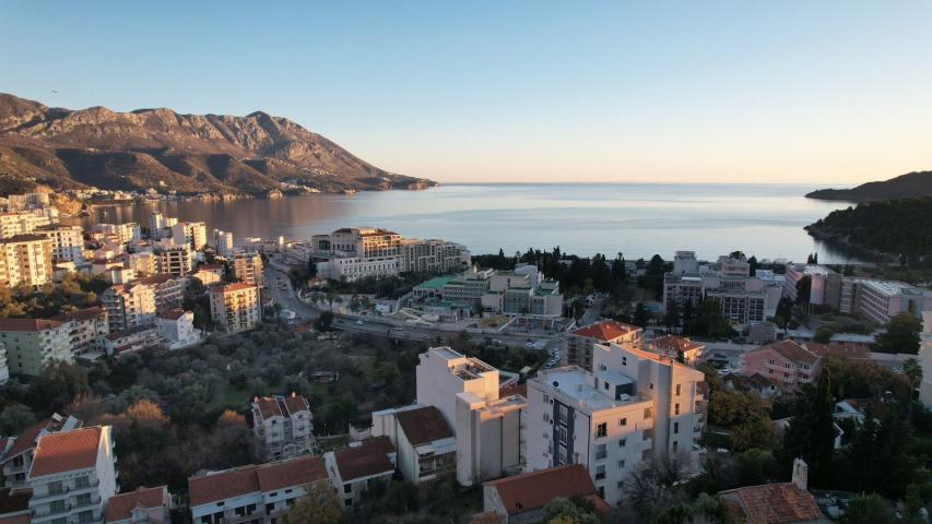 Atraktivan urbanizovan plac 2.400 m² sa pogledom na more za izgradnju zgrade u Bečićima
