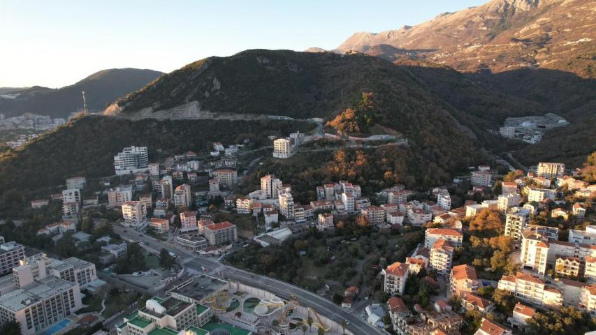 Atraktivan urbanizovan plac 2.400 m² sa pogledom na more za izgradnju zgrade u Bečićima
