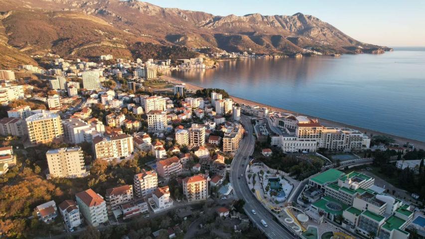 Atraktivan urbanizovan plac 2.400 m² sa pogledom na more za izgradnju zgrade u Bečićima
