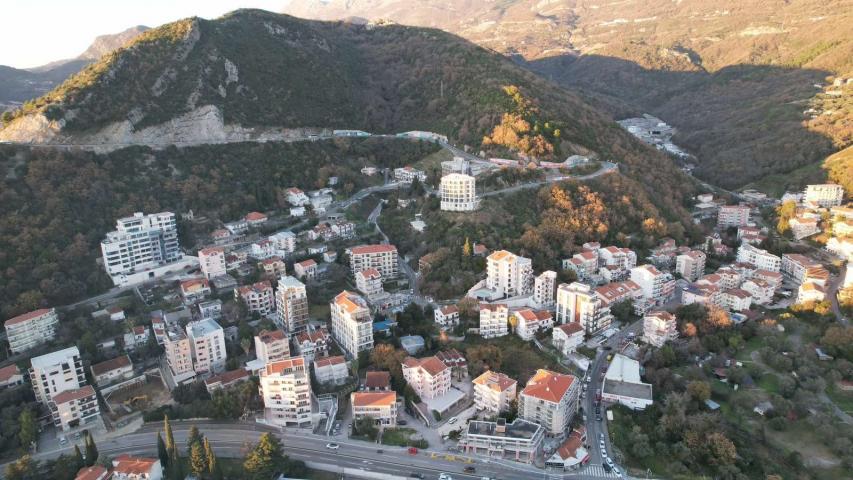 Atraktivan urbanizovan plac 2.400 m² sa pogledom na more za izgradnju zgrade u Bečićima