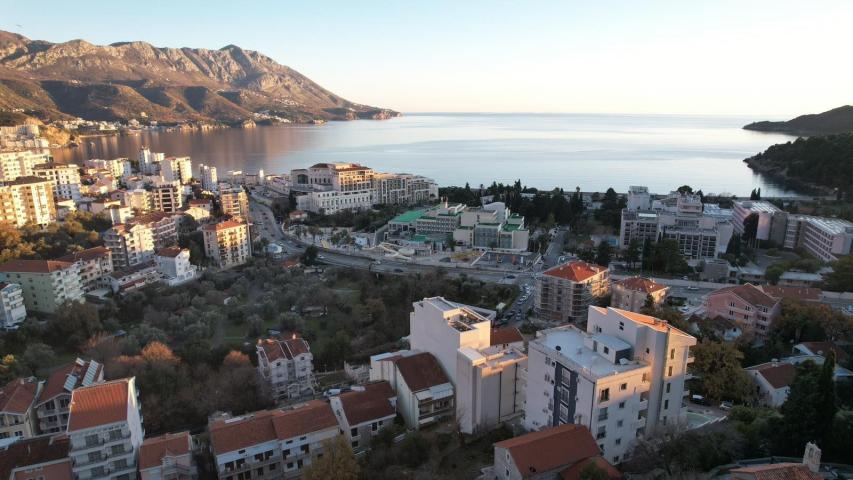 Atraktivan urbanizovan plac 2.400 m² sa pogledom na more za izgradnju zgrade u Bečićima
