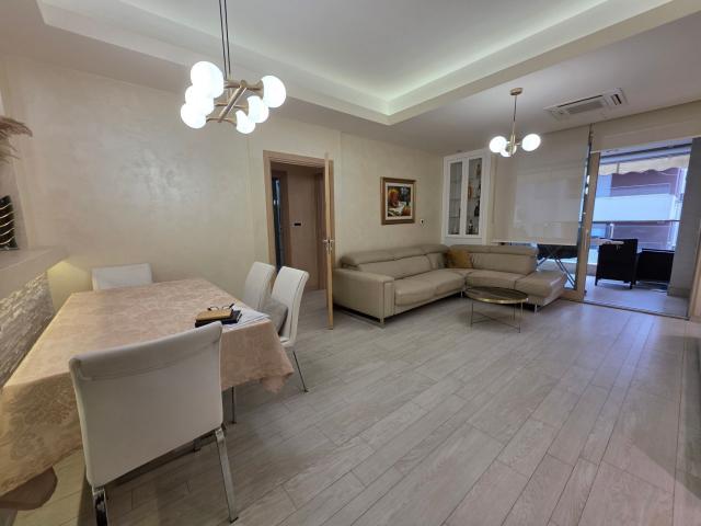 Luksuzno opremljen dvosoban stan 80m² u Budvi, Rozino