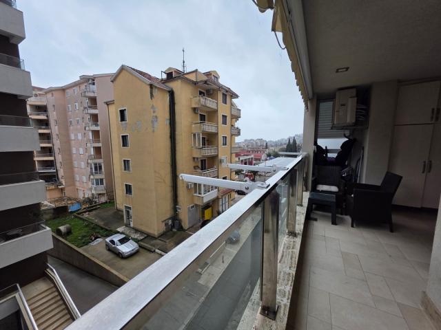 Luksuzno opremljen dvosoban stan 80m² u Budvi, Rozino