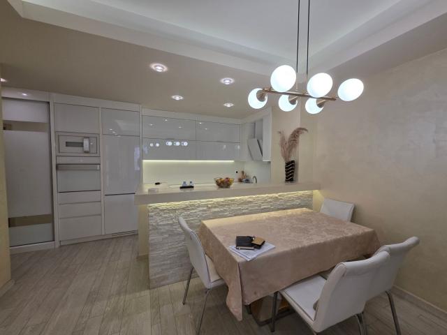 Luksuzno opremljen dvosoban stan 80m² u Budvi, Rozino