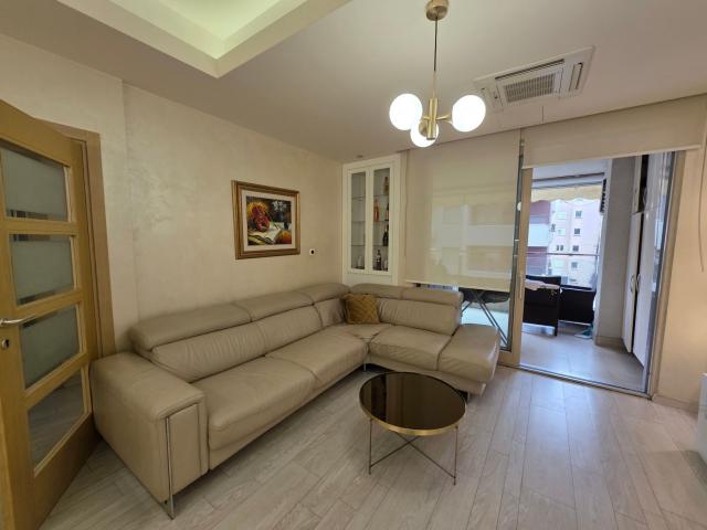 Luksuzno opremljen dvosoban stan 80m² u Budvi, Rozino