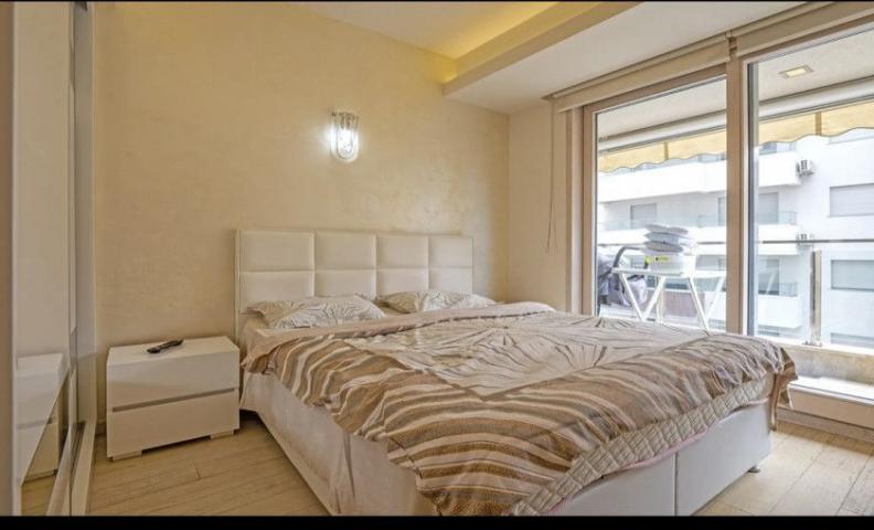 Luksuzno opremljen dvosoban stan 80m² u Budvi, Rozino