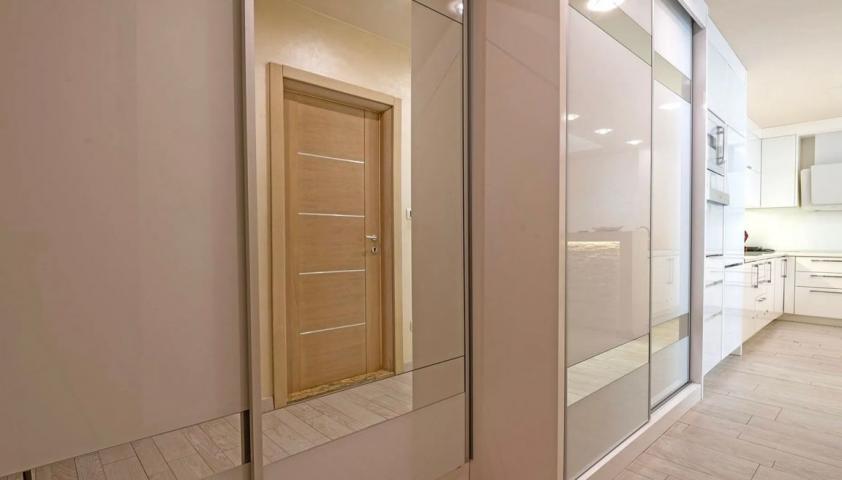 Luksuzno opremljen dvosoban stan 80m² u Budvi, Rozino